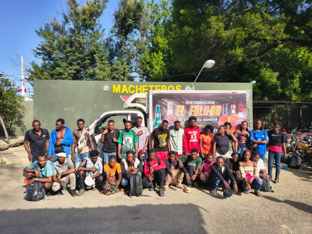 Ejército detiene a 29 haitianos indocumentados ocultos en un camión tras persecución en Valverde