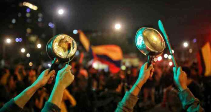 Residentes de Ciudad Juan Bosch realizan cacerolazo y marcha pacífica en reclamo de mejores servicios públicos