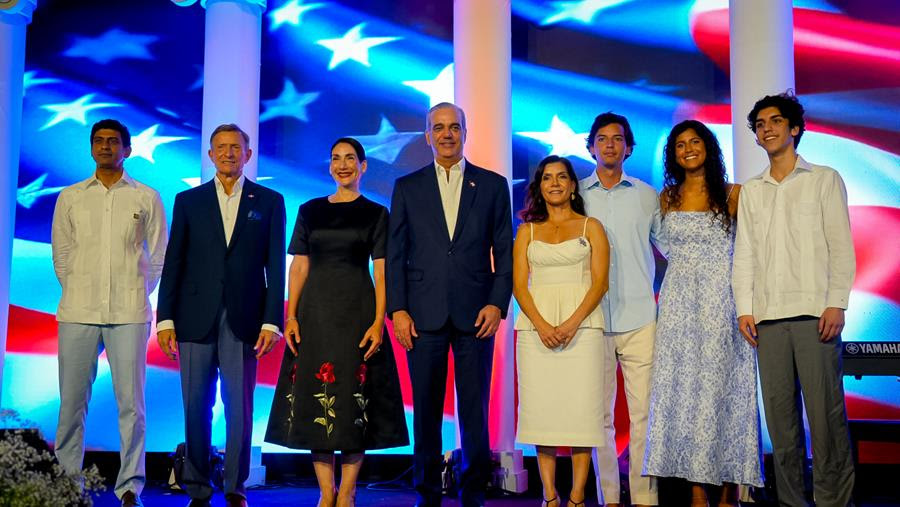 Santo Domingo, D.N.– La Embajada de los Estados Unidos en Santo Domingo conmemoró el 250 aniversario de la independencia estadounidense, que marca dos siglos y medio de la libertad de la nación estadounidense. La recepción, encabezada por la embajadora Leah Francis Campos en su residencia, reunió cerca de 1,000 invitados, entre ellos, el presidente Luis Abinader, miembros del Gobierno dominicano, así como del cuerpo diplomático, líderes empresariales, representantes de la Iglesia católica, de la sociedad civil y de la prensa. La celebración destacó los valores compartidos entre los Estados Unidos y la República Dominicana: la patria, la libertad y la fe. La ceremonia inició con una bendición a cargo del Reverendo padre David Soriano, párroco y rector de la Catedral Primada de América, seguida por la tradicional Presentación de los Colores a cargo del Cuerpo de Infantería de los Marines de los Estados Unidos. Los himnos nacionales fueron interpretados por los ganadores del concurso organizado por la Embajada: la agrupación musical Casi Grupo, que interpretó el himno de los Estados Unidos, y el joven dominicano Ian David Ferreira, de ocho años, quien tuvo a su cargo el himno nacional dominicano. En su discurso, la embajadora Campos destacó que el 250 aniversario de la independencia de los Estados Unidos, este año celebrado bajo el lema 