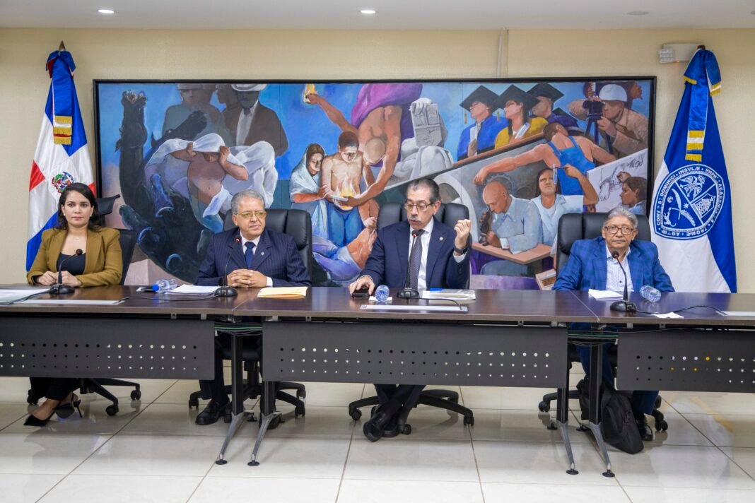 El rector de la UASD, Jorge Asjana David, encabezó una reunión para fortalecer la gestión de calidad, modernización, excelencia académica e internacionalización de la universidad.