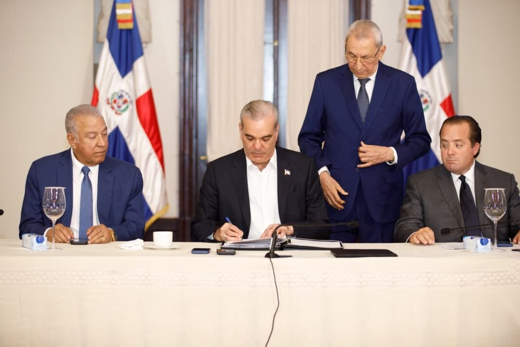 Abinader: “Dejaremos un legado histórico” con títulos de parques nacionales