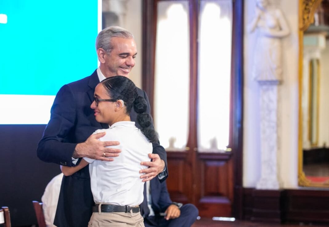 Presidente Abinader se reúne con 53 estudiantes sordos que completaron su formación en Inteligencia Artificia