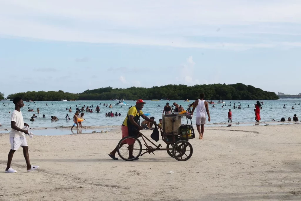 Interponen acción de amparo para garantizar el libre acceso a las playas en República Dominicana