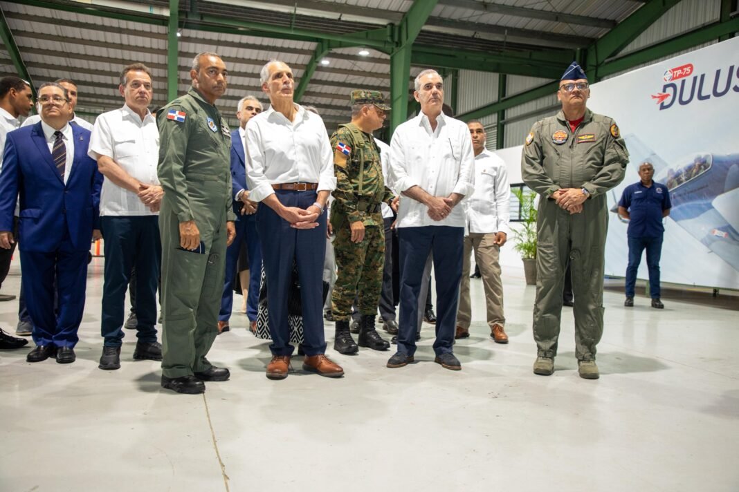 Presidente de Honduras conoce capacidades de la Fuerza Aérea Dominicana durante visita a la Base Aérea San Isidro