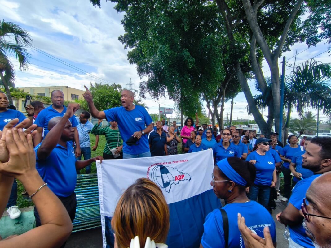 ADP realiza “Bocinazo” frente a dependencias de Educación por mejores condiciones de trabajos