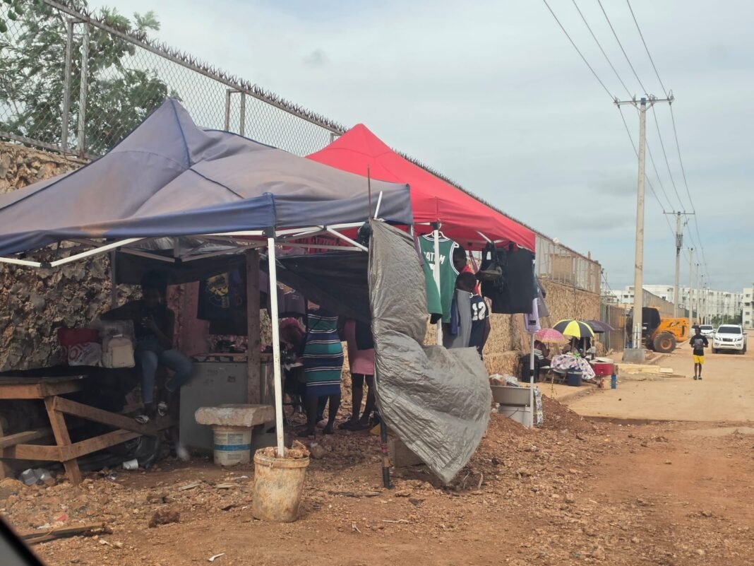 Moradores denuncian falta de operativos de Migración en Ciudad Juan Bosch
