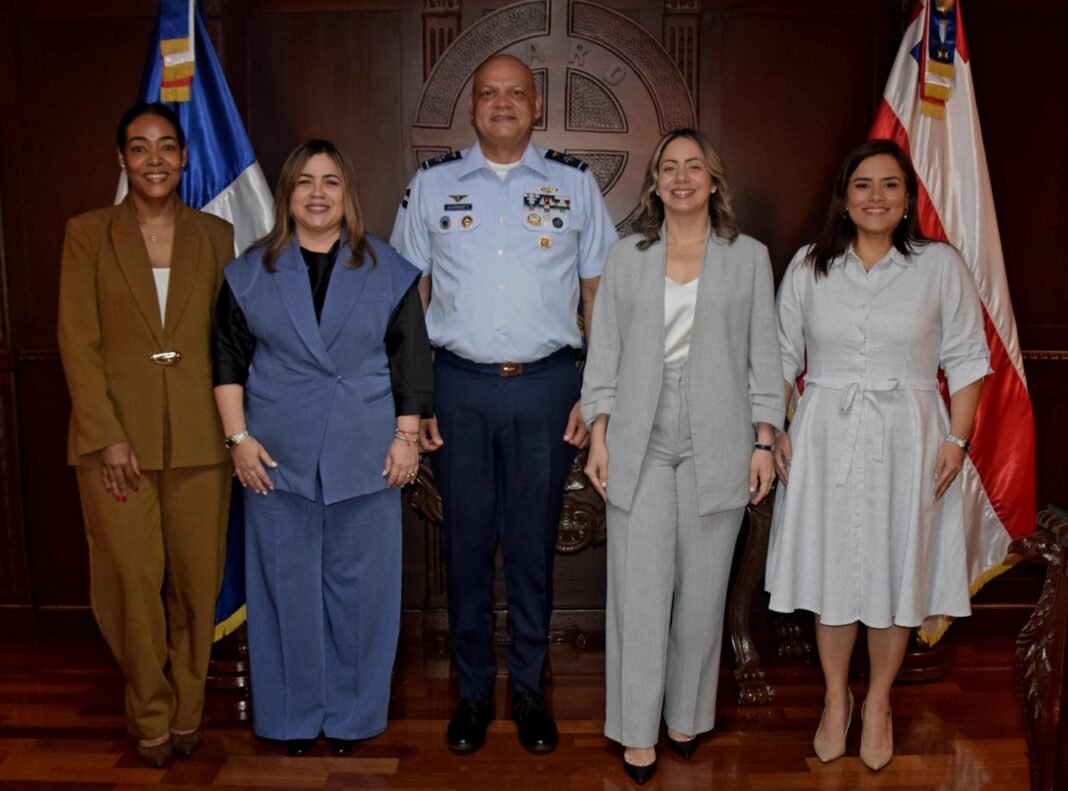 Mayor general piloto Enmanuel M. Souffront Tamayo y la Sra. Jenny Guillermo de Souffront encabezan acto de juramentación de nueva directiva de AEOFARD