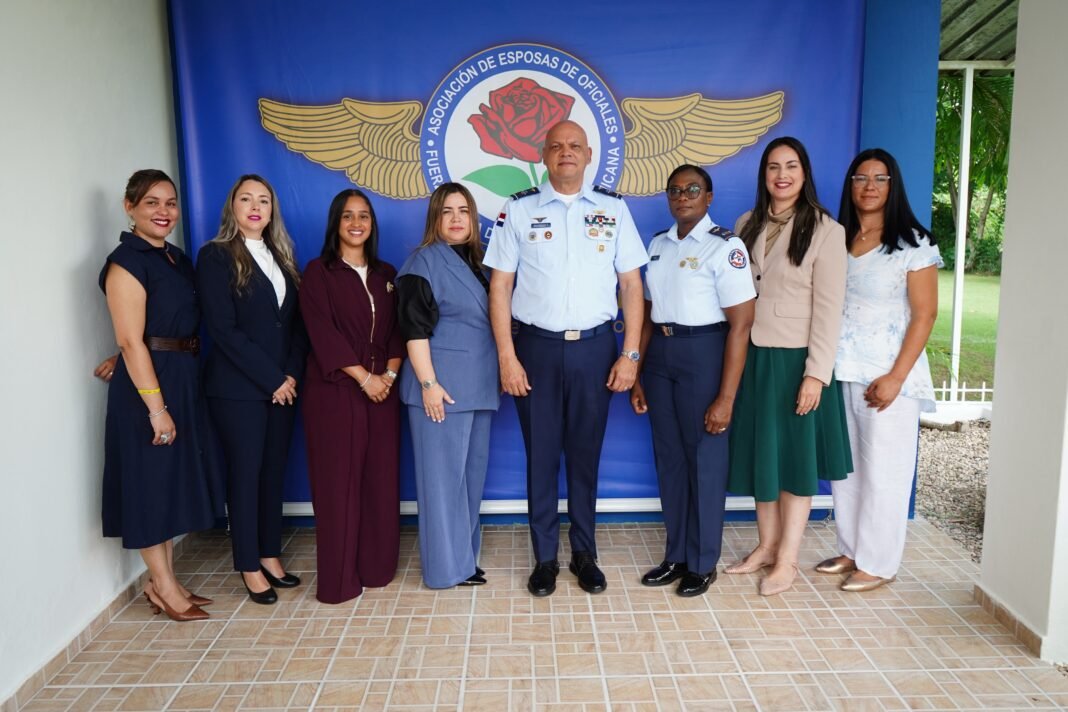 Mayor general piloto Enmanuel M. Souffront Tamayo y la Sra. Jenny Guillermo de Souffront encabezan acto de juramentación de nueva directiva de AEOFARD