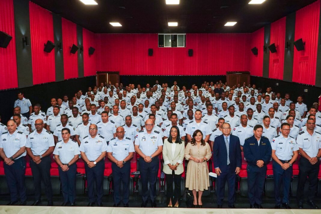 Ministerio de la Mujer realiza en la Fuerza Aérea jornada de prevención deviolencia dirigida a militares y colaboradores de la institución