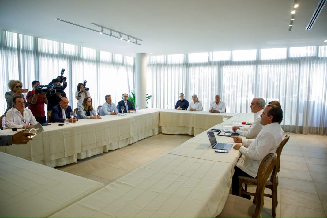 Abinader se reúne con sectores productivos y sociales de Santiago