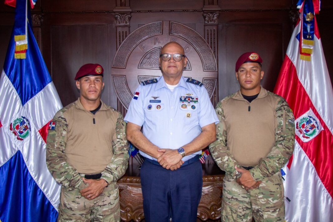 Mayor general piloto Souffront Tamayo reconoce a miembros la FARD que participaron en Fuerzas Comando Paraguay 2026