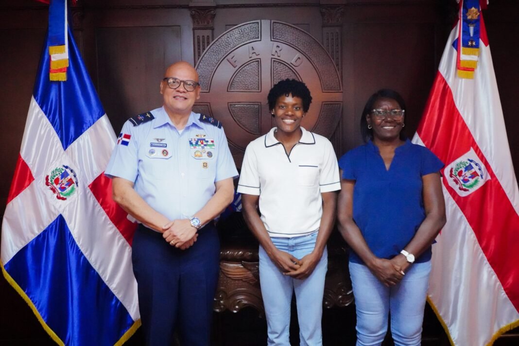 Comandante general de la FARD comparte con la primer teniente Marileidy Paulino