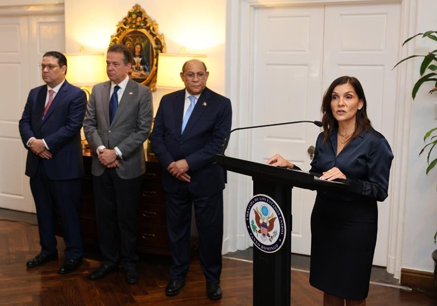 Embajadora Leah F. Campos reúne a líderes dominicanos para fortalecer la cooperación en tecnología, innovación y semiconductores