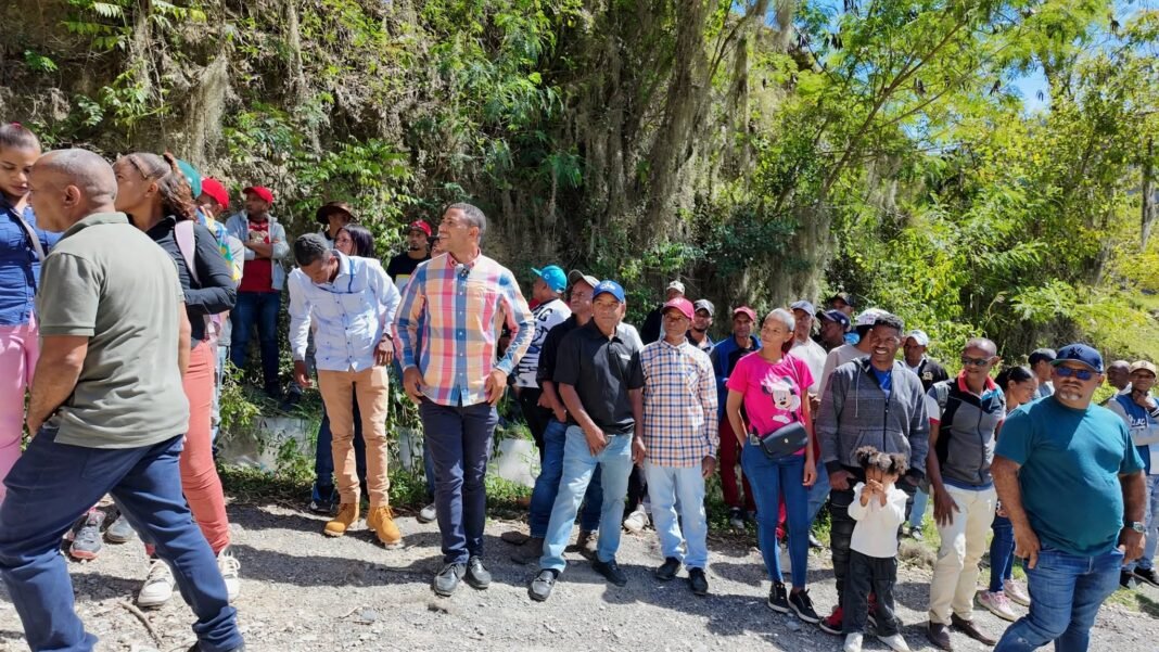 Comunitarios de La Higuera, Boca de los Arroyos, Hondo Valle, Los Gajitos y La Ciénaga reclaman arreglo de carretera