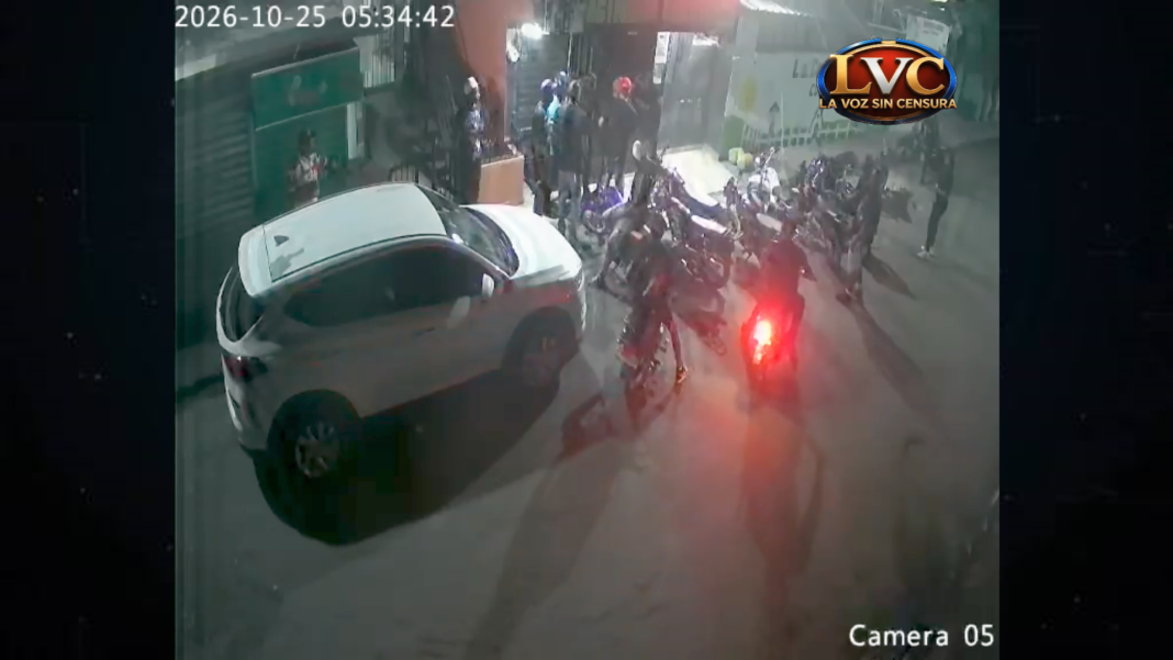 En un video enviado a nuestra redacción de La Voz Sin Censura, cámara de seguridad capta a motoristas rodeando yipeta blanca en Boca Chica