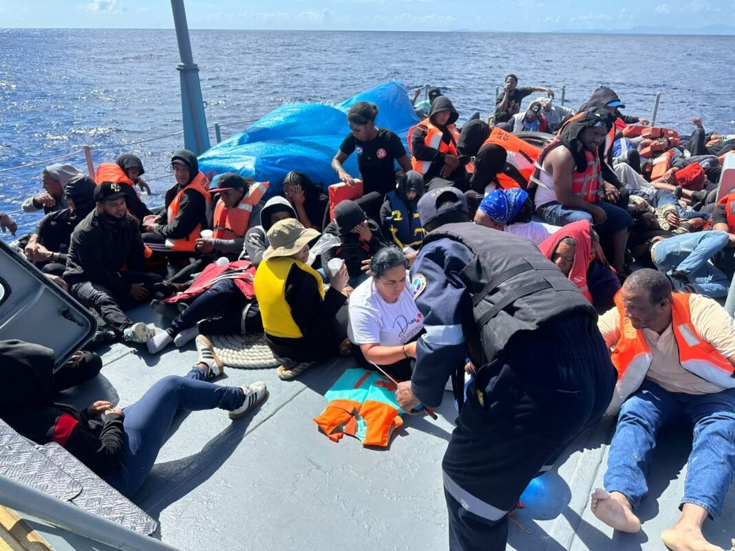 ARMADA INTERCEPTA EMBARCACIÓN CON 59 PERSONAS AL NORTE DE SAMANÁ, CON APOYO DEL SERVICIO DE GUARDACOSTAS DE ESTADOS UNIDOS EN PUERTO RICO