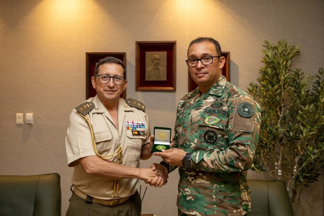 Comandante General recibió en su despacho la visita de cortesía del Agregado Militar de España, Coronel Francisco Miguel Yáñez Giner
