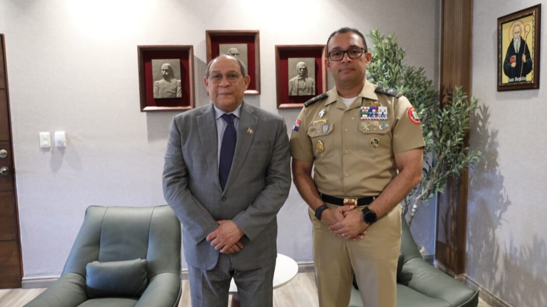 Comandante General recibió la visita del señor Rafael Santos Badía, ministro de Educación Superior, Ciencia y Tecnología (MESCYT)