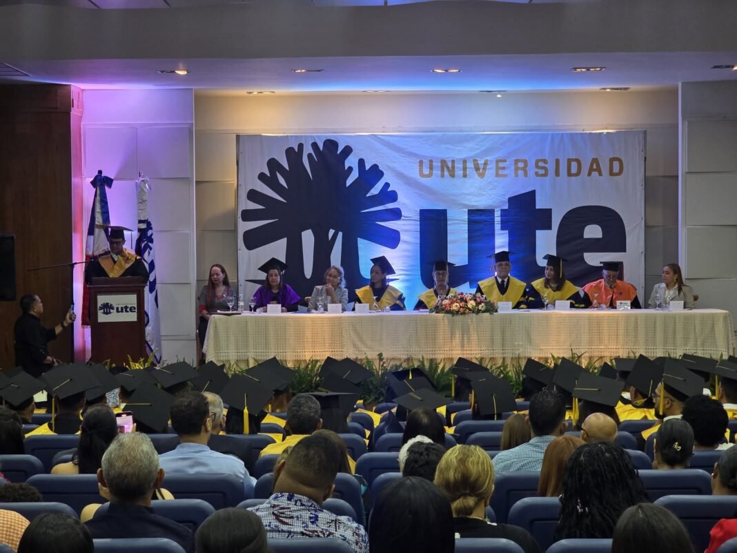 UNIVERSIDAD UTE CELEBRÓ SU DÉCIMO SÉPTIMA GRADUACIÓN ORDINARIA EN SANTIAGO